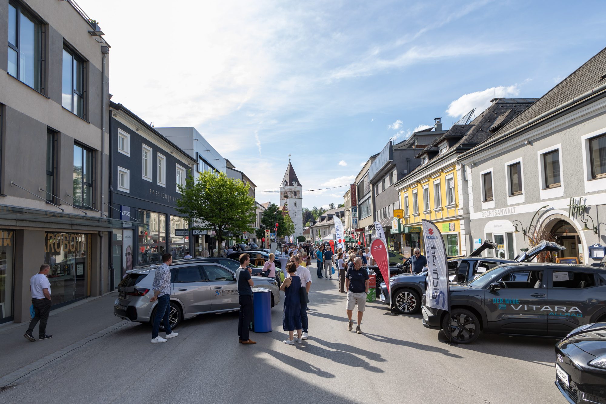 Einkaufsnacht mit Autoschau