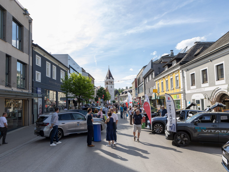 Einkaufsnacht mit Autoschau